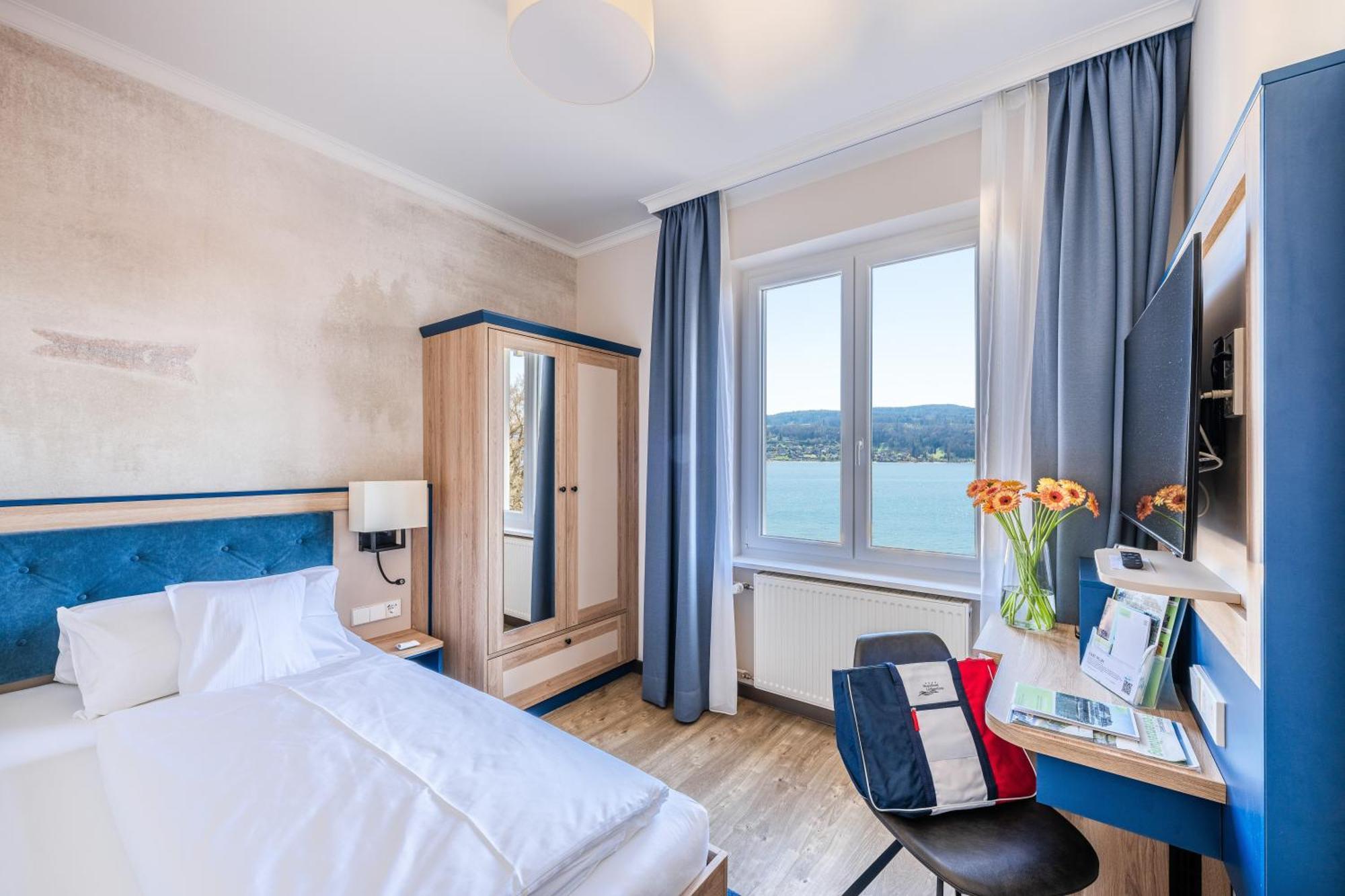 Strandhotel Loechnerhaus Reichenau Exterior photo