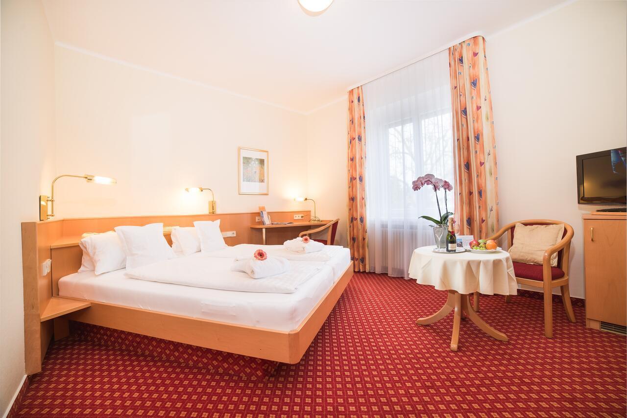 Strandhotel Loechnerhaus Reichenau Exterior photo